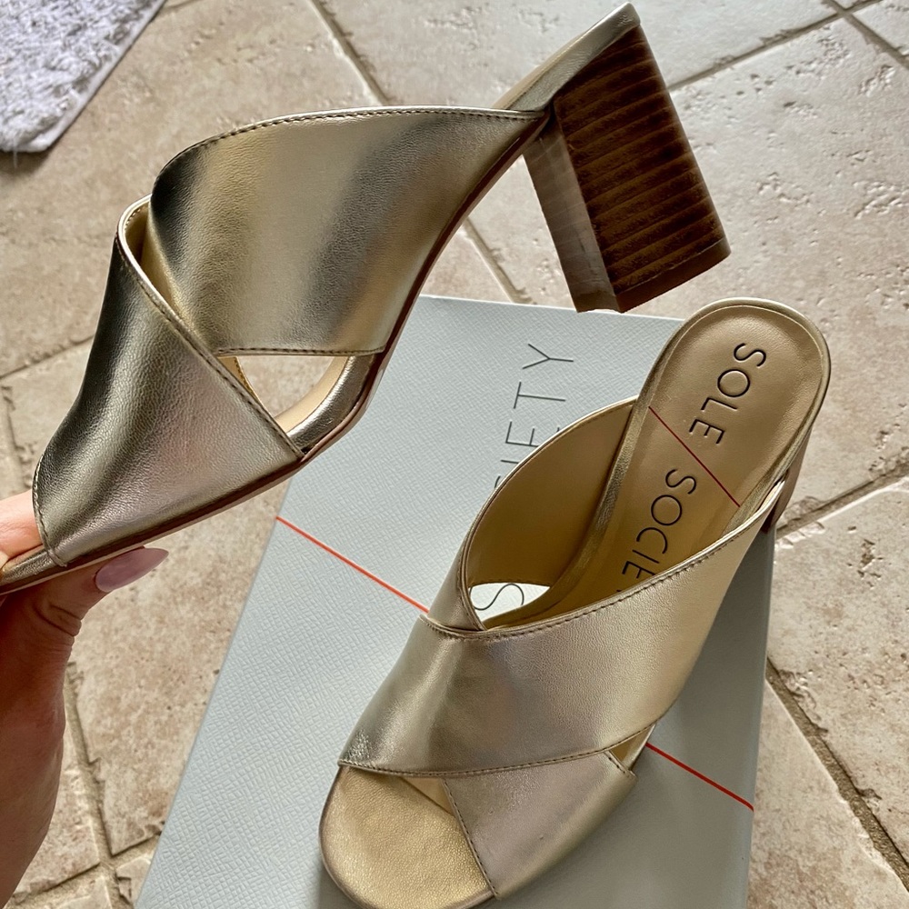 Gorgeous Sole Society gold heeled mules size 7